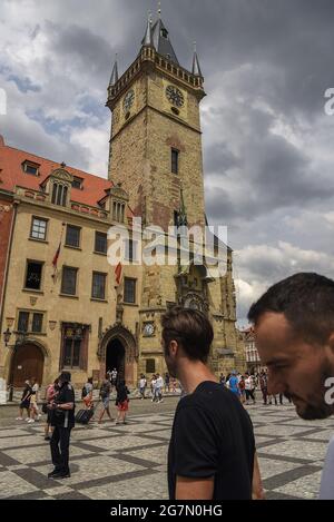 Touristen in Prag können die Gutscheine in Hotels (die sie später nutzen können, um Rabatte und kostenlose Tickets für Museen, Galerien, ZOO zu bekommen) ab Stockfoto