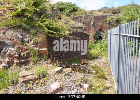 Die alten Brennöfen in den Ziegeleien, die im Breakwater Country Park Holyhead Holy Island Anglesey Wales liegen Stockfoto