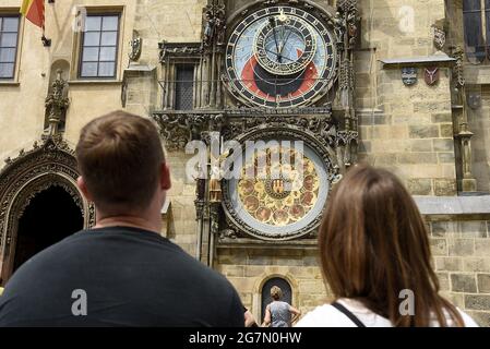 Touristen in Prag können die Gutscheine in Hotels (die sie später nutzen können, um Rabatte und kostenlose Tickets für Museen, Galerien, ZOO zu bekommen) ab Stockfoto