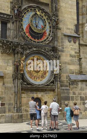 Touristen in Prag können die Gutscheine in Hotels (die sie später nutzen können, um Rabatte und kostenlose Tickets für Museen, Galerien, ZOO zu bekommen) ab Stockfoto