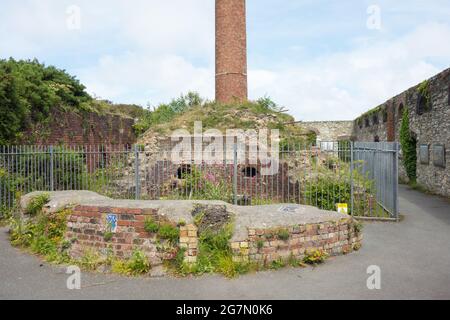 Die alten Brennöfen in den Ziegeleien, die im Breakwater Country Park Holyhead Holy Island Anglesey Wales liegen Stockfoto