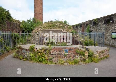 Die alten Brennöfen in den Ziegeleien, die im Breakwater Country Park Holyhead Holy Island Anglesey Wales liegen Stockfoto