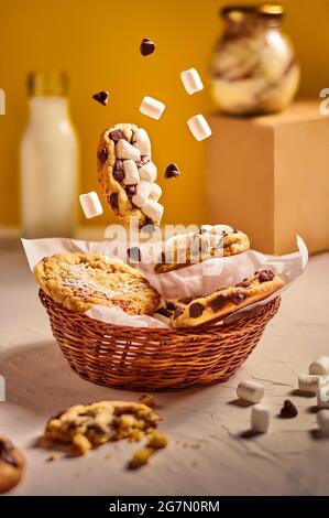Ausgewählte Aufnahme. Eine vertikale Aufnahme eines Korbes mit Keksen und Marschkörben. Stockfoto