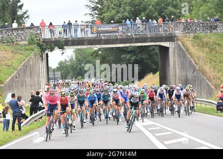 Die Gruppe von Fahrern, die während der Etappe 18 der 108. Ausgabe des Radrennens der Tour de France von Pau bis Luz Ardiden (129,7 km) in F in Aktion gezeigt wurde Stockfoto