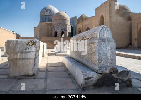 Hauptdurchgangsstraße mit Grabsteinen und achteckigem Mausoleum, Schah-i-Zanda Mausolea-Komplex, Samarkand, Usbekistan Stockfoto