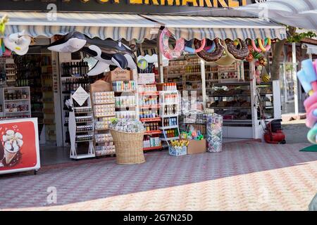 Kemer, Türkei - 24. Mai 2021: Straßentouristenmarkt mit Souvenirs im Mittelmeerraum. Touristischer Ort ohne Touristen während der covid Zeit. Antaly Stockfoto