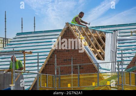 Keepmoat Häuser Bauträger, Entwicklungsstandort in Chorley. Bauherren beginnen mit dem Bau dieser großen neuen Wohnsiedlung. Klober Permo Air Open Underlay Roofing Belüftungsfilz, Dächer Holzlatten Dachgaube, Ridge Board, Dachsparren und Dachgaube Konstruktion, Dachträger, Wangen Fascia Board Holzboarding soffit Rahmen und Verkleidung Apex Dachhölzer. Dachgaube auf Grünflächen gebaut. Stockfoto