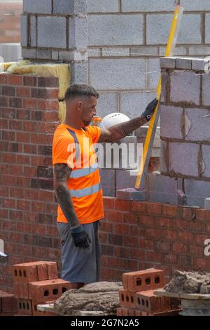 Keepmoat Häuser Bauträger, Entwicklungsstandort in Chorley. Bauherren beginnen mit dem Bau dieser großen neuen Wohnsiedlung. Klober Permo Air Open Underlay Roofing Belüftungsfilz, Dächer Holzlatten Dachgaube, Ridge Board, Dachsparren und Dachgaube Konstruktion, Dachträger, Wangen Fascia Board Holzboarding soffit Rahmen und Verkleidung Apex Dachhölzer. Dachgaube auf Grünflächen gebaut. Stockfoto