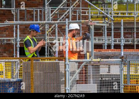 Keepmoat Häuser Bauträger, Entwicklungsstandort in Chorley. Bauherren beginnen mit dem Bau dieser großen neuen Wohnsiedlung. Klober Permo Air Open Underlay Roofing Belüftungsfilz, Dächer Holzlatten Dachgaube, Ridge Board, Dachsparren und Dachgaube Konstruktion, Dachträger, Wangen Fascia Board Holzboarding soffit Rahmen und Verkleidung Apex Dachhölzer. Dachgaube auf Grünflächen gebaut. Stockfoto