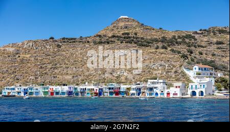 Kykladen Griechenland. Strandpromenade traditionelle Fischerhäuser in weißer Farbe mit bunten Türen und Fenstern, Panoramablick vom Meer. Milos Island, Klima f Stockfoto