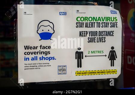 Eton, Windsor, Britannien. Juli 2021. Ein Covid-19-Hinweis in einem Apothekenfenster in der Eton High Street. Nach der Ankündigung von Boris Johnson, dass die Covid-19-Sperre ab Montag, dem 19. Juli 2021 in England endet, sind über tausend Wissenschaftler und Ärzte sehr besorgt darüber, dass Menschen sich nicht mehr legal an Covid-19-Präventionsmaßnahmen halten müssen. Quelle: Maureen McLean/Alamy Stockfoto