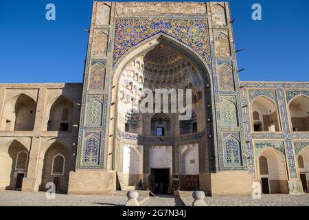 Eingang Abdullazizkhan Madrasah, Buchara, Teil des historischen religiösen Komplexes von Lyab-i Hauz, Buchara, Usbekistan Stockfoto