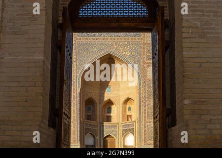 Mir-i Arab-Madrassah aus der Kalan-Moschee, Po-i-Kalyan-Komplex, Teil des historischen religiösen Komplexes von Lyab-i Hauz, Buchara, Usbekistan Stockfoto