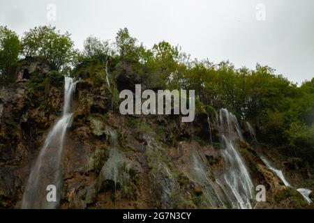 Parque natural de Plivitche en Croacia, Caídas de agua, grandes lagos, bosques mediterráneos y lugares de Ensueño Stockfoto