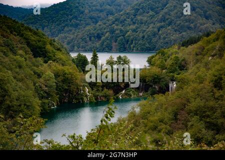 Parque natural de Plivitche en Croacia, Caídas de agua, grandes lagos, bosques mediterráneos y lugares de Ensueño Stockfoto