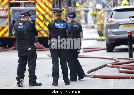 Maidstone, Kent, Großbritannien. Notfalldienste, die bei einem Großbrand im Stadtzentrum anwesend sind. Juli 2021. Stockfoto