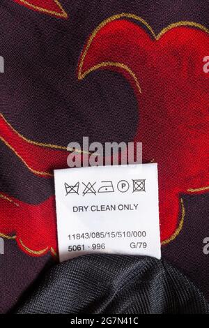 Nur trocken reinigen waschen Pflege Symbole Anweisungen Label in der Hamells Frau Kleid Stockfoto