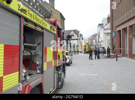 Maidstone, Kent, Großbritannien. Notfalldienste, die bei einem Großbrand im Stadtzentrum anwesend sind. Juli 2021. Stockfoto