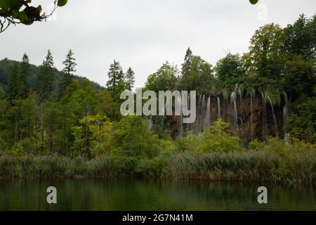 Parque natural de Plivitche en Croacia, Caídas de agua, grandes lagos, bosques mediterráneos y lugares de Ensueño Stockfoto