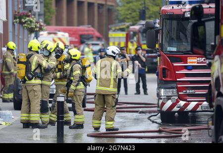 Maidstone, Kent, Großbritannien. Notfalldienste, die bei einem Großbrand im Stadtzentrum anwesend sind. Juli 2021. Stockfoto