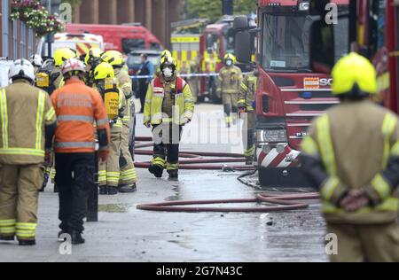 Maidstone, Kent, Großbritannien. Notfalldienste, die bei einem Großbrand im Stadtzentrum anwesend sind. Juli 2021. Stockfoto