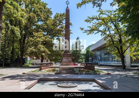 Denkmal der Roten Garden - Oak Park, Denkmal für 43 Soldaten, die 1918 bei der Verteidigung der Sowjetunion ums Leben kamen und auch ein gewöhnliches Grab sind, Old Park, Bischkek, Kirgisistan Stockfoto