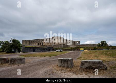 Ein altes Schloss mit einem dramatischen Himmel im Hintergrund. Burgruine Borgholm auf der Ostseeinsel Oland Stockfoto