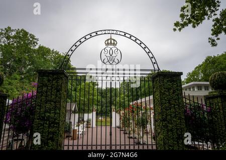 Tor zur Sommerresidenz der königlichen Familie von Schweden. Bild von Schloss Solliden Stockfoto