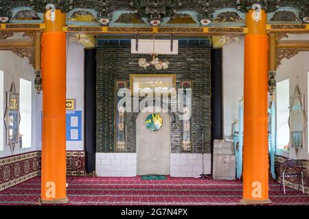 Mihrab & Interior, 1910 hölzerne chinesische Moschee aus der lokalen Dungan-Gemeinde, ohne Nägel gebaut, Karakol, früher bekannt als Przhevalsk, Kirgisistan Stockfoto