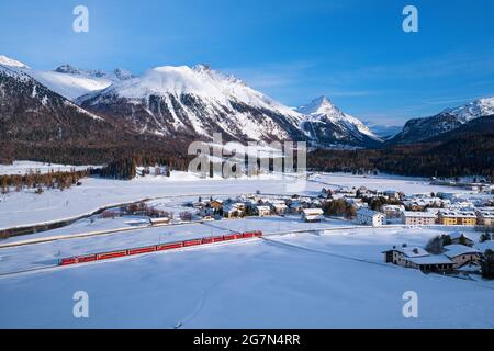 Verschneite Landschaft, Dörfer Celerina (Schweiz) und Pontresina Stockfoto