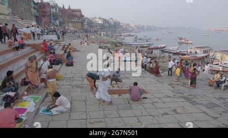 VARA, INDIEN - Mar 04, 2019: Eine rituelle Gebetszeremonie zu Ehren des Ganges-Flusses am Ufer des Heiligen Tempels für Hindus Stockfoto