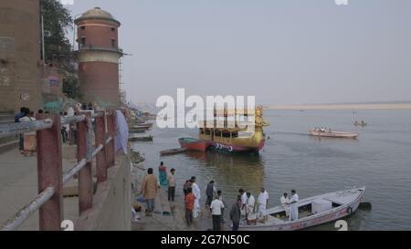 VARA, INDIEN - Mar 04, 2019: Eine rituelle Gebetszeremonie zu Ehren des Ganges-Flusses am Ufer des Heiligen Tempels für Hindus Stockfoto