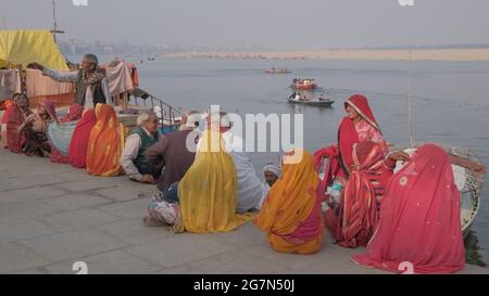 VARA, INDIEN - Mar 04, 2019: Eine rituelle Gebetszeremonie zu Ehren des Ganges-Flusses am Ufer des Heiligen Tempels für Hindus Stockfoto