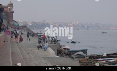 VARA, INDIEN - Mar 04, 2019: Eine rituelle Gebetszeremonie zu Ehren des Ganges-Flusses am Ufer des Heiligen Tempels für Hindus Stockfoto