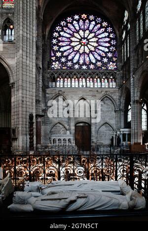 FRANKREICH, SANT-DENIS 93, DIE BASILIKA SAINT DENIS IST EINE GROSSE MITTELALTERLICHE ABTEIKIRCHE IN DER STADT SAINT-DENIS, HEUTE EIN NÖRDLICHER VORORT VON PARIS.IM JAHR 636 Stockfoto