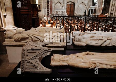 FRANKREICH, SANT-DENIS 93. LIEGERAD-BILDNISSE VON CLOVIS II, CHARLES MARTEL, ISABELLE D' ARAGON, PHILIPPE III LE HARDI UND PHILIPPE IV LE BEL.. DIE BASILI Stockfoto