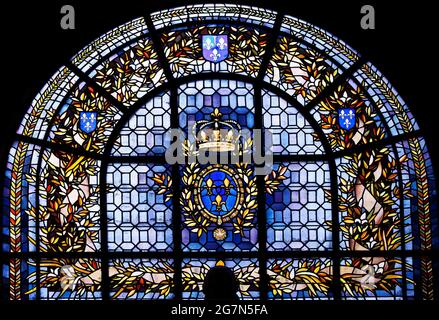 FRANKREICH, SANT-DENIS 93. BUNTGLASFENSTER IN DER KRYPTA DER BASILIKA. DIE BASILIKA SAINT DENIS IST EINE GROSSE MITTELALTERLICHE ABTEIKIRCHE IN DER STADT Stockfoto