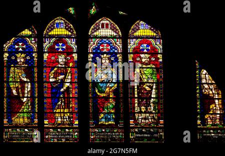 FRANKREICH, SANT-DENIS 93, GLASFENSTER DER BASILIKA . DIE BASILIKA SAINT DENIS IST EINE GROSSE MITTELALTERLICHE ABTEIKIRCHE IN DER STADT SAINT-DENIS Stockfoto