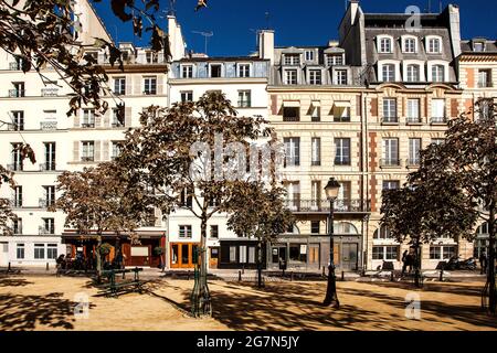 FRANCE, PARIS, 75001, DER PLACE DAUPHINE IST EIN ÖFFENTLICHER PLATZ IN DER NÄHE DES WESTLICHEN ENDES DER ILE DE LA CITE. ES WURDE VON HENRY IV IM JAHR 1607, T INITIIERT Stockfoto