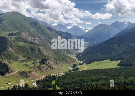 Djeti-Oguz-Schlucht, was „Seven Bulls Rocks or Mountains“ bedeutet, Karagat, Kirgisistan Stockfoto