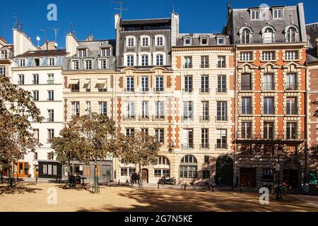 FRANCE, PARIS, 75001, DER PLACE DAUPHINE IST EIN ÖFFENTLICHER PLATZ IN DER NÄHE DES WESTLICHEN ENDES DER ILE DE LA CITE. ES WURDE VON HENRY IV IM JAHR 1607, T INITIIERT Stockfoto