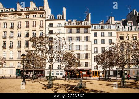 FRANCE, PARIS, 75001, DER PLACE DAUPHINE IST EIN ÖFFENTLICHER PLATZ IN DER NÄHE DES WESTLICHEN ENDES DER ILE DE LA CITE. ES WURDE VON HENRY IV IM JAHR 1607, T INITIIERT Stockfoto