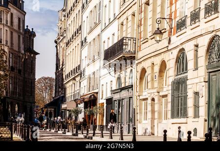 FRANCE, PARIS, 75001, DER PLACE DAUPHINE IST EIN ÖFFENTLICHER PLATZ IN DER NÄHE DES WESTLICHEN ENDES DER ILE DE LA CITE. ES WURDE VON HENRY IV IM JAHR 1607, T INITIIERT Stockfoto