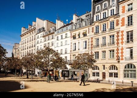 FRANCE, PARIS, 75001, DER PLACE DAUPHINE IST EIN ÖFFENTLICHER PLATZ IN DER NÄHE DES WESTLICHEN ENDES DER ILE DE LA CITE. ES WURDE VON HENRY IV IM JAHR 1607, T INITIIERT Stockfoto