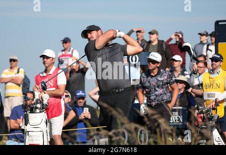 Sandwich, Großbritannien. Juli 2021. Brooks Koepka aus den USA fährt am ersten Tag der Open Championship im Royal St George's in Sandwich, England, am Donnerstag, 15. Juli 2021, am dritten Abschlag. Foto von Hugo Philpott/UPI Credit: UPI/Alamy Live News Stockfoto