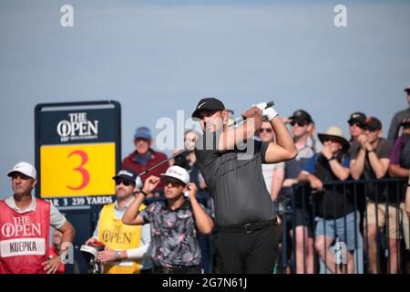 Sandwich, Großbritannien. Juli 2021. Brooks Koepka aus den USA fährt am ersten Tag der Open Championship im Royal St George's in Sandwich, England, am Donnerstag, 15. Juli 2021, am dritten Abschlag. Foto von Hugo Philpott/UPI Credit: UPI/Alamy Live News Stockfoto