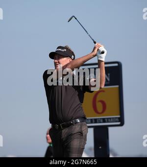 Sandwich, Großbritannien. Juli 2021. Ian Poulter aus Großbritannien fährt am ersten Tag der Open Championship im Royal St George's in Sandwich, England, am Donnerstag, dem 15. Juli 2021, auf den sechsten Abschlag. Foto von Hugo Philpott/UPI Credit: UPI/Alamy Live News Stockfoto