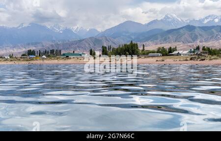 Blick vom See der Küstenlinie, südlicher Teil des Issyk-Kul-Sees, Kirgisistan Stockfoto