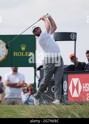 Sandwich, Großbritannien. Juli 2021. Jon Rahm aus Spanien fährt am ersten Tag der Open Championship am Royal St George's in Sandwich, England, am Donnerstag, dem 15. Juli 2021, auf dem 8. Abschlag. Foto von Hugo Philpott/UPI Credit: UPI/Alamy Live News Stockfoto