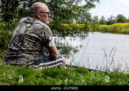 Das Wasser auf Anzeichen von Karpfen abtasten. Karpfenfischen Abenteuer auf einem britischen Karpfensee Stockfoto